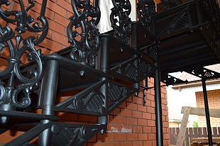 Чугунная маршевая лестница с поручнем №2