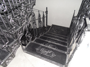 Чугунная маршевая лестница на литых косоурах с просечными подступенками №3