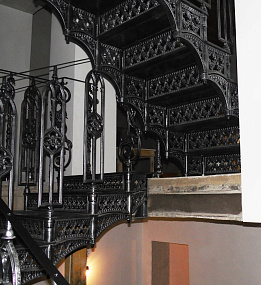 Чугунная маршевая лестница на литых косоурах с просечными подступенками №3